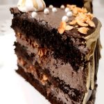 Шоколадний торт з фундуком