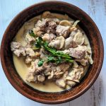 Тушкований язик в сметані