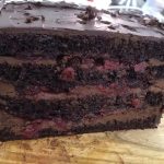 Шоколадний торт з вишнею