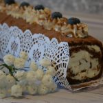 Шоколадний рулет без борошна з вишнями