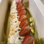 Меренговий рулет з полуницею