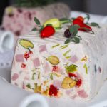 Курячий терін з шинкою та фісташками