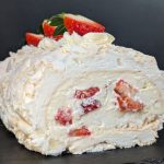 Меренговий рулет з свіжою полуницею