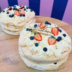 Меренговий торт з фруктами